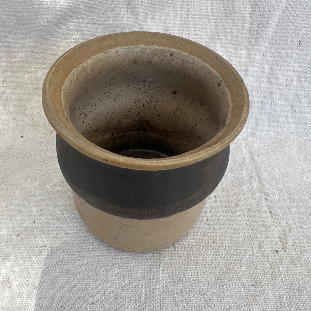 Seated Pot