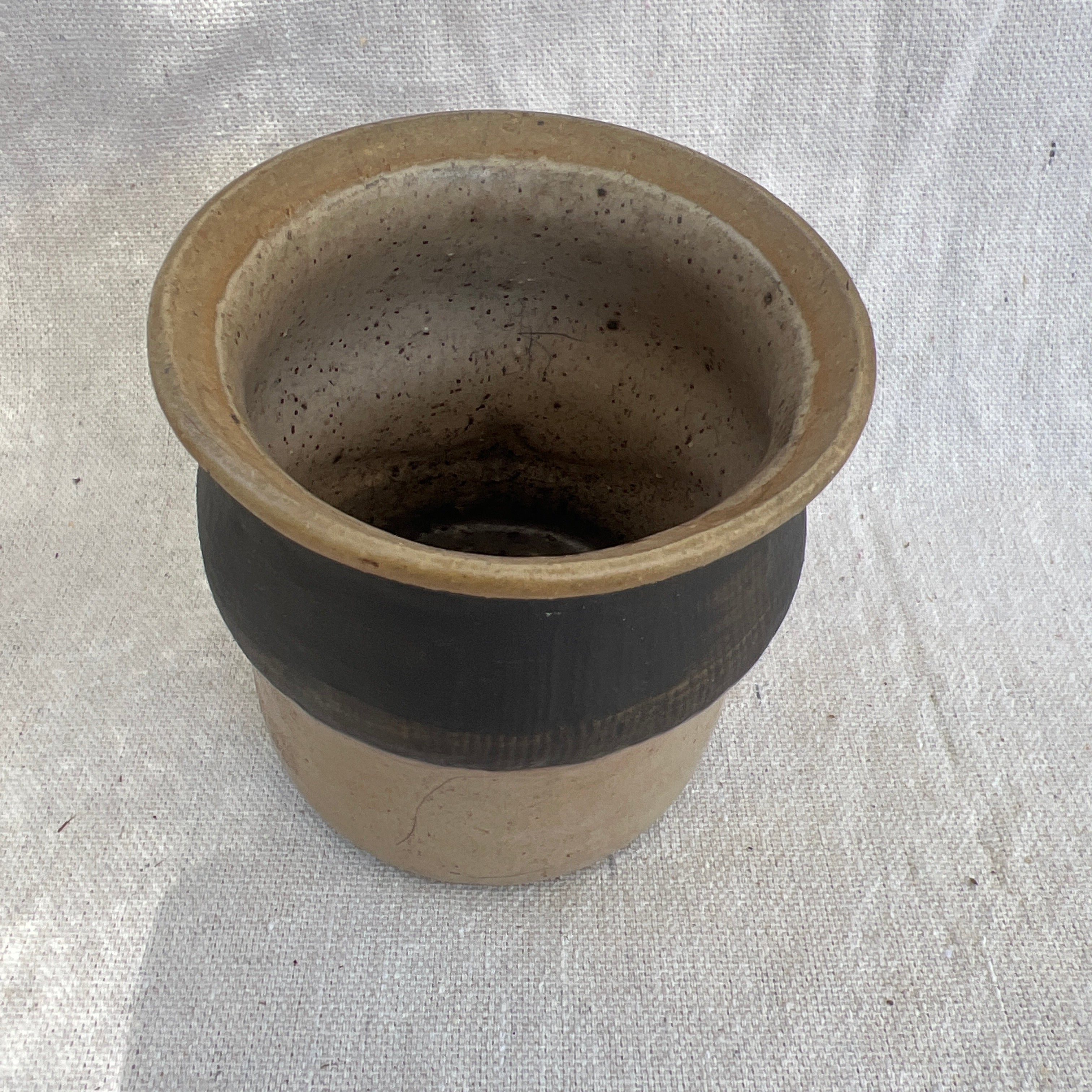 Seated Pot